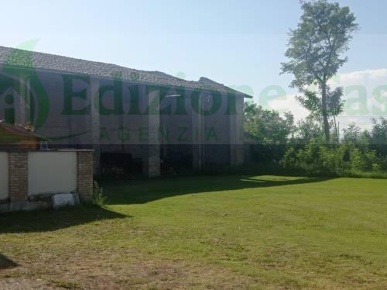 Foto Rustico a Parma Vigatto di 350 m² con 10 locali in vendita