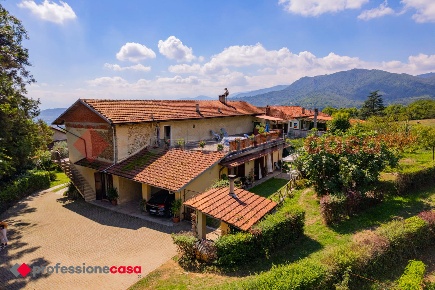 Foto Rustico in marchettoni, Cantalupa di 350 m² con 11 locali in vendita