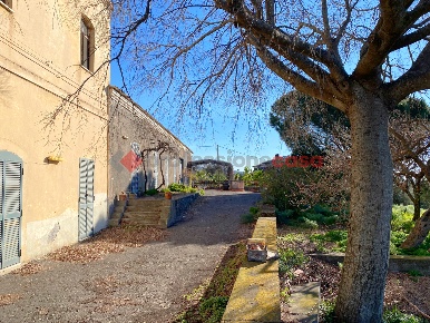 Foto Rustico in Via PaternÃ² 269, Ragalna di 448 m² con 8 locali in vendita