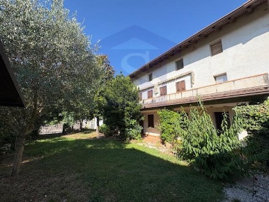 Foto Rustico a Fontanafredda Vigonovo Fontanafredda di 250 m² con 10 locali