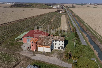Foto Rustico in Via Taglio 7, Portogruaro di 170 m² con 3 locali in vendita