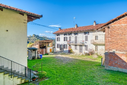 Foto Rustico in Via Mongreno 22, Pino Torinese di 304 m² con 10 locali