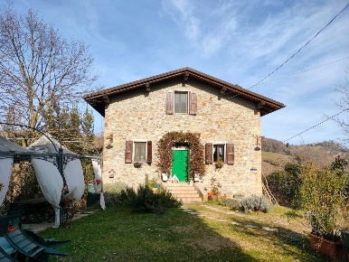 Foto Rustico in Lavino, Monte San Pietro di 200 m² con 5 locali in vendita