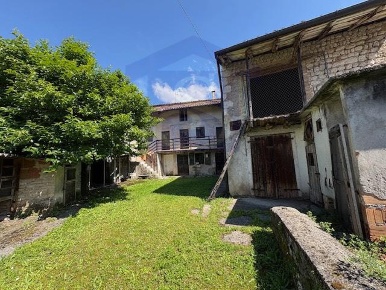 Foto Rustico a Budoia Centro di 125 m² con 10 locali in vendita