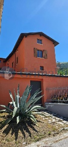 Foto Rustico in Rigali, Gualdo Tadino Rigali di 390 m² con 5 locali