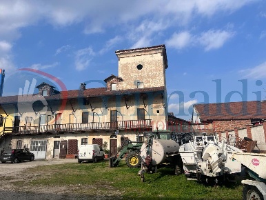 Foto Rustico in Via SAN FELICE 0, Beinasco Centro di 200 m² con 8 locali