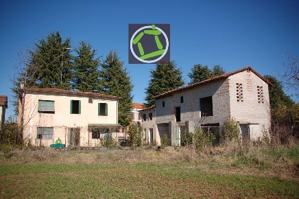 Foto Rustico a Valvasone Arzene Arzene di 140 m² con 8 locali in vendita