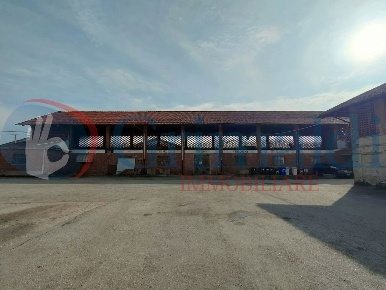 Foto Rustico in Strada del Portone 171, Grugliasco Centro di 1070 m²