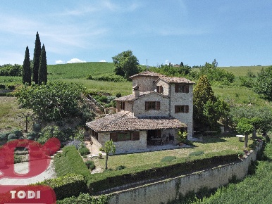 Foto Rustico in Via frontignano 2, Todi di 210 m² con 7 locali in vendita
