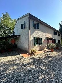 Foto Rustico a Fauglia di 330 m² con 10 locali in vendita