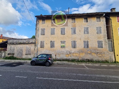 Foto Rustico a Cordenons Centro di 336 m² con 10 locali in vendita