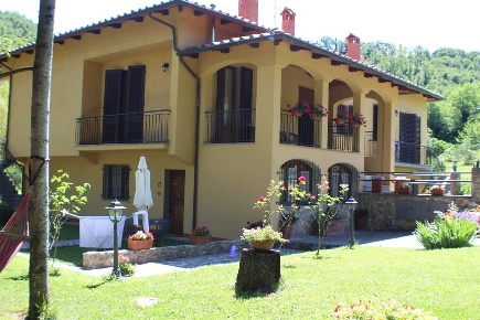 Foto Rustico a Scarperia e San Piero di 400 m² con 17 locali in vendita