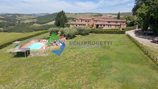 Foto Rustico a Casole d'Elsa di 750 m² con 10 locali in vendita