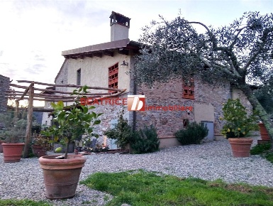 Foto Rustico in VIA SEI MIGLIA, Camaiore Camaiore Paese di 150 m²