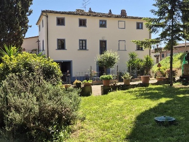 Foto Rustico a Gambassi Terme di 550 m² con 16 locali in vendita