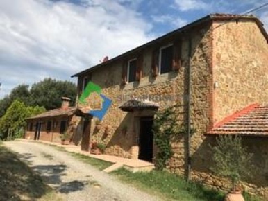 Foto Rustico in SP47, San Gimignano di 340 m² con 10 locali in vendita
