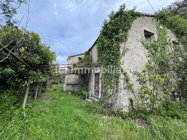 Foto Rustico in Via R. Poggi, Albisola Superiore di 200 m² con 5 locali