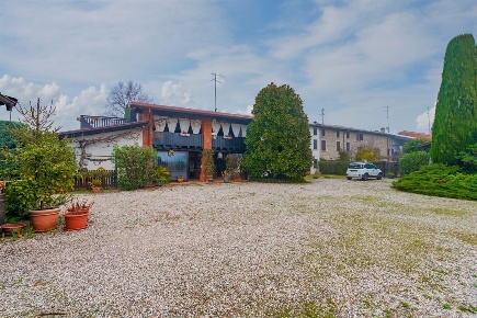 Foto Rustico a Sirmione di 500 m² con 5 locali in vendita