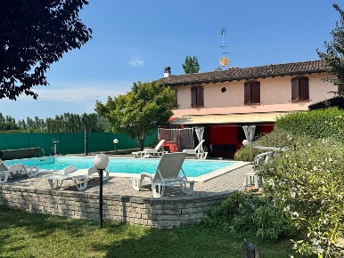Foto Rustico a Bagnolo San Vito di 200 m² con 6 locali in vendita