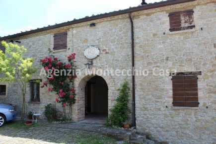 Foto Rustico a Sassocorvaro Auditore Casinina di 300 m² con 8 locali