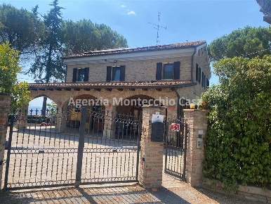 Foto Rustico in Via Montefabbri, Vallefoglia di 205 m² con 8 locali