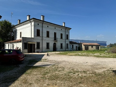 Foto Rustico in via Legnaghese, San Giorgio Bigarello di 490 m² in vendita