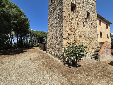 Foto Rustico a Gambassi Terme di 1600 m² con 24 locali in vendita
