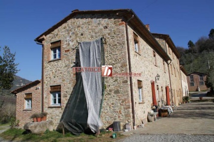Foto Rustico a Capannori Petrognano - San Gennaro di 800 m² con 40 locali