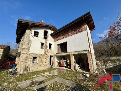 Foto Rustico a Caprino Bergamasco Sant'Antonio di 481 m² con 11 locali