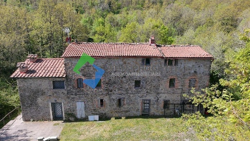 Foto Rustico in Strada Provinciale 29, Montieri di 450 m² con 10 locali