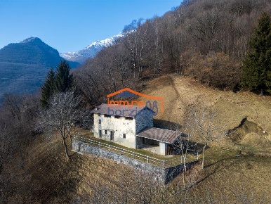 Foto Rustico a Pasturo di 178 m² con 6 locali in vendita