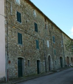 Foto Rustico a Chiusdino di 360 m² con 10 locali in vendita