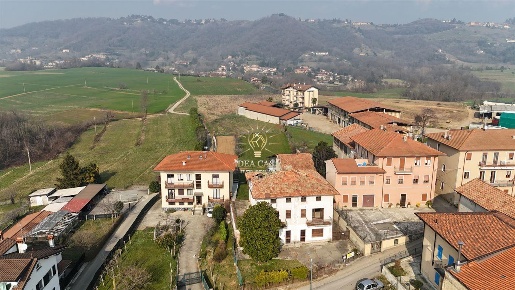 Foto Rustico in Cascina Pianina, Missaglia Maresso di 491 m² con 10 locali