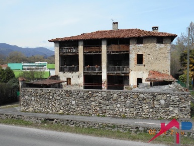 Foto Rustico a Cisano Bergamasco Sosta di 513 m² con 10 locali in vendita