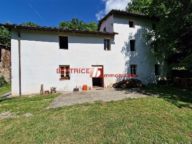 Foto Rustico in LOCALITA' LA CECCHELLA, Lucca di 250 m² con 10 locali
