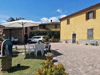 Foto Rustico a Vicopisano di 270 m² con 6 locali in vendita