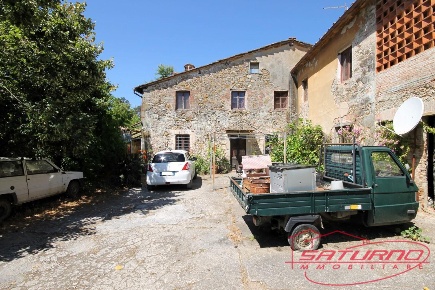 Foto Rustico a Capannori Marlia di 350 m² con 8 locali in vendita