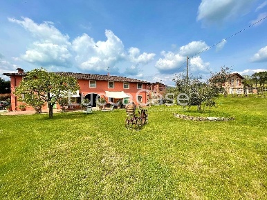 Foto Rustico a Lucca Sant'Alessio - Carignano di 480 m² con 11 locali