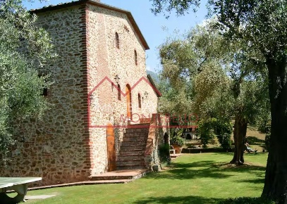 Foto Rustico a Camaiore Camaiore Paese di 230 m² con 7 locali in vendita