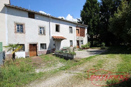 Foto Rustico a Capannori Marlia di 300 m² con 14 locali in vendita