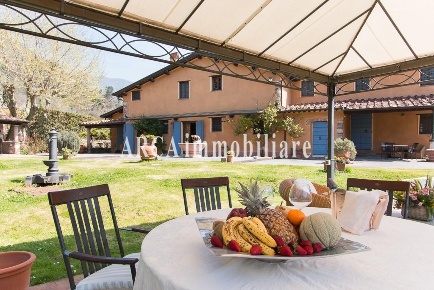 Foto Rustico a Pietrasanta di 475 m² con 12 locali in vendita