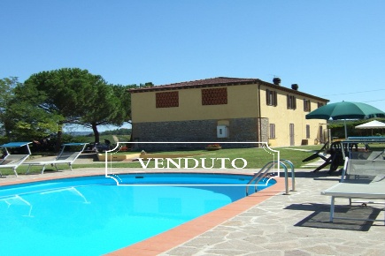 Foto Rustico a San Gimignano di 400 m² con 14 locali in vendita