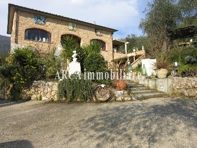 Foto Rustico a Camaiore Camaiore Paese di 360 m² con 12 locali in vendita