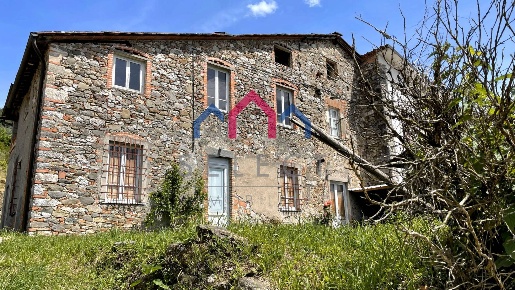 Foto Rustico a Borgo a Mozzano Valdottavo di 160 m² con 7 locali in vendita