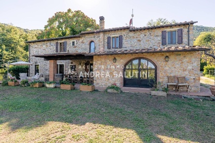 Foto Rustico a Buti Centro di 250 m² con 8 locali in vendita