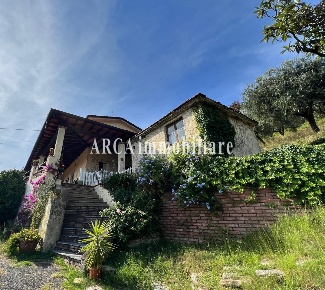 Foto Rustico a Pietrasanta di 120 m² con 5 locali in vendita