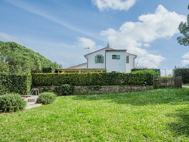 Foto Rustico a Crespina Lorenzana Crespina di 260 m² con 12 locali