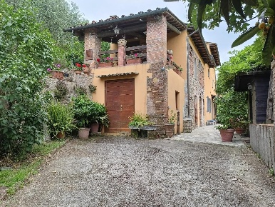 Foto Rustico a Lucca Vorno di 200 m² con 9 locali in vendita