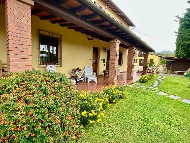 Foto Rustico a Montopoli in Val d'Arno di 440 m² con 14 locali in vendita