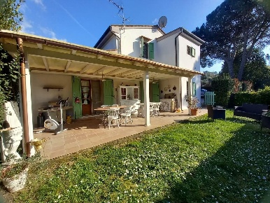 Foto Rustico a Pisa di 250 m² con 12 locali in vendita